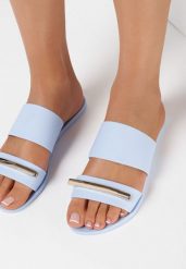 Niebieskie Klapki Caesips. Niebieskie klapki damskie Born2be, z aplikacjami, glamour, z okrągłym noskiem, bez obcasa, na płaskiej podeszwie, bez zapięcia. Za 29.99 zł.