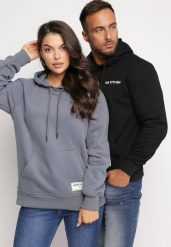 Granatowo-Szara Bluza Wykończona Polarem z Kieszonką i Nadrukiem na Tyle Lilles. Niebieskie bluzy męskie Born2be, m, bez wzorów, z polaru, z kapturem. Za 89.99 zł.