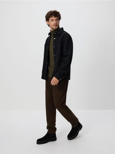 Koszula comfort z imitacji zamszu - czarny. Czarne koszule męskie Reserved, l, bez wzorów, bez kołnierzyka, bez ramiączek. W wyprzedaży za 99.99 zł.