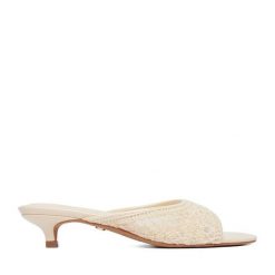 Klapki Nine West. Brązowe klapki damskie Nine West, bez wzorów, bez obcasa, bez zapięcia. Za 229.99 zł.