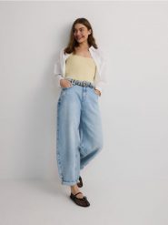 Jeansy balloon fit - niebieski. Niebieskie jeansy damskie Reserved, bez wzorów, z bawełny. W wyprzedaży za 99.99 zł.
