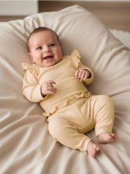 Komplet: koszulka i legginsy - kremowy. Białe legginsy damskie Sinsay, l, bez wzorów. Za 22.99 zł.