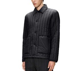 Kurtka RAINS BANJA LINER OVERSHIRT T1 Czarny. Czarne kurtki sportowe damskie Rains, s, bez wzorów, z puchu, bez ramiączek, bez kaptura, trekkingowe. Za 282.99 zł.