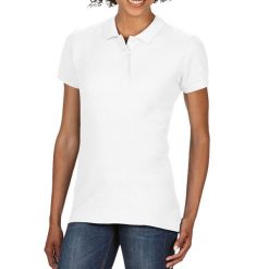 Damska Koszulka Polo Softstyle 172 Piqué. Białe koszulki sportowe damskie GILDAN, s, bez wzorów, bez ramiączek. Za 69.99 zł.