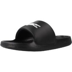 Klapki Lacoste Model Serve Slide 1.0 Kolor Czarny. Czarne klapki męskie Lacoste, bez wzorów, z materiału, bez zapięcia. Za 219.00 zł.