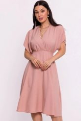 Rozkloszowana sukienka z kopertowym dekoltem różowa. Czerwone sukienki damskie Bewear, na lato, xl, bez wzorów, bez kołnierzyka, bez ramiączek, kopertowe. Za 339.00 zł.