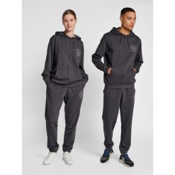 Bluza z kapturem Hummel Legacy Loyalty. Niebieskie bluzy damskie Hummel, na jesień, m, bez wzorów, z bawełny, klasyczne, bez ramiączek, z kapturem. Za 255.00 zł.