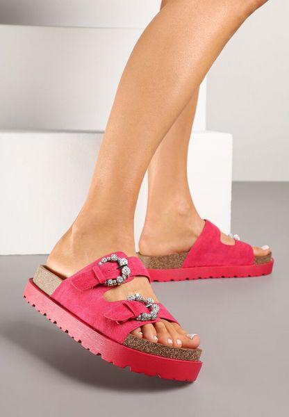 Fuksjowe Klapki na Grubej Korkowej Podeszwie z Cyrkoniami Sellio. Czerwone klapki damskie Born2be, na lato, z aplikacjami, eleganckie, bez obcasa, na płaskiej podeszwie, bez zapięcia. Za 99.99 zł.
