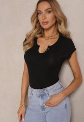 Czarny Dopasowany T-shirt z Ozdobnymi Guziczkami i Wycięciem przy Dekolcie Benolla. Czarne t-shirty damskie Renee, m, z aplikacjami, z jeansu, eleganckie, bez kołnierzyka, bez ramiączek. Za 39.99 zł.