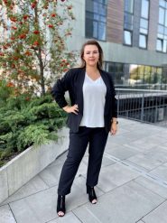 Elegancki czarny komplet Tonia spodnie i żakiet PLUS SIZE. Czarne marynarki i żakiety damskie Moda Size Plus Iwanek, bez wzorów, z elastanu, eleganckie, bez kołnierzyka, bez ramiączek. Za 499.90 zł.
