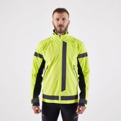 Kurtka do biegania męska Kiprun by Night. Czarne kurtki męskie KIPRUN, na zimę, m, bez wzorów, z materiału, bez kaptura, do biegania. W wyprzedaży za 279.99 zł.