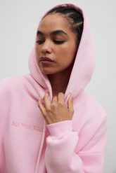 Bluza z kapturem oraz HAFTEM w kolorze MARSHMALLOW PINK - GARSON-UNI. Różowe bluzy damskie Marsala, m, bez wzorów, z bawełny, sportowe, bez ramiączek, z kapturem. Za 329.90 zł.