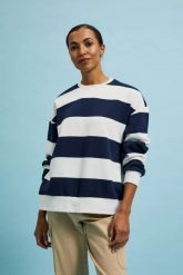 Bluza wkładana przez głowę w szerokie pasy granatowa. Bluzy damskie MOODO, l, bez wzorów, bez ramiączek, bez kaptura. W wyprzedaży za 59.99 zł.