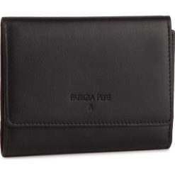 Duży Portfel Damski PATRIZIA PEPE - 2V7081/A4XR-F2AN Nero. Czarne portfele damskie Patrizia Pepe, ze skóry. W wyprzedaży za 379.00 zł.