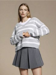 Sweter w paski z dekoltem V - biały. Białe swetry nierozpinane damskie Sinsay, l, bez wzorów, bez kołnierzyka, bez ramiączek. Za 49.99 zł.