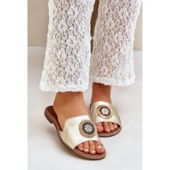 Lewski Shoes Skórzane Klapki Z Ozdobą Na Płaskim Obcasie Lewski złote złoty. Żółte klapki damskie na lato, z aplikacjami, ze skóry, casualowe, bez obcasa, na płaskiej podeszwie, bez zapięcia. Za 432.39 zł.