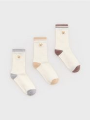 Skarpetki z wiskozą 3 pack - kremowy. Białe skarpetki damskie Reserved, bez wzorów, z wiskozy. W wyprzedaży za 25.99 zł.