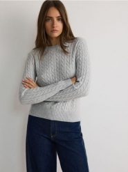 Sweter z domieszką wiskozy - jasnoszary. Szare swetry nierozpinane damskie Reserved, l, bez wzorów, z dzianiny, bez kołnierzyka, bez ramiączek. W wyprzedaży za 79.99 zł.