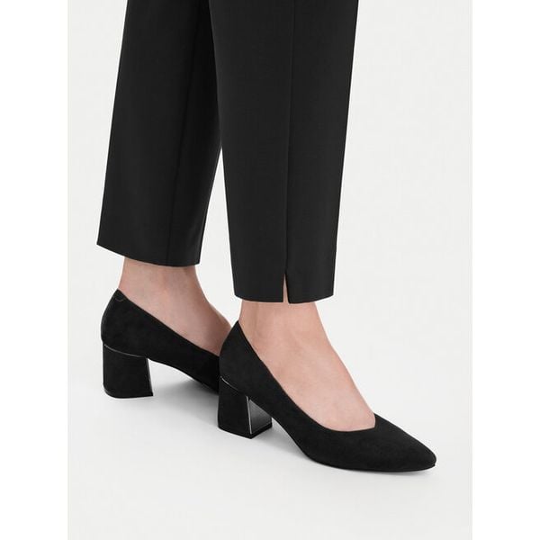 Czółenka Lasocki. Czarne czółenka damskie Lasocki, bez wzorów, bez obcasa, bez zapięcia. Za 249.99 zł.