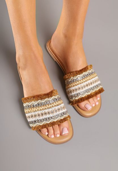 Brązowe Klapki Ozdobione Cyrkoniami i Frędzlami w Stylu Boho Ridivenna. Brązowe klapki damskie Renee, na lato, bez wzorów, boho, bez obcasa, na płaskiej podeszwie, bez zapięcia. Za 64.99 zł.