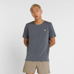 Koszulka męska New Balance MT43213GT – szara. Szare koszulki sportowe męskie New Balance, m, bez wzorów, z materiału, bez ramiączek, do biegania. Za 189.99 zł.