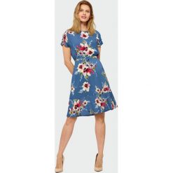 Wiskozowa sukienka w kwiaty. Sukienki damskie Greenpoint, bez wzorów, z wiskozy, bez kołnierzyka, bez ramiączek. Za 39.99 zł.