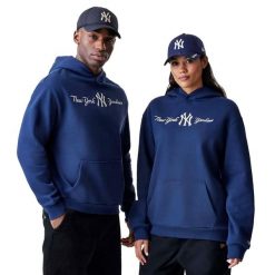 Bluza New Era Mlb Script Os Hoodie Neyyan Nsn Dorośli. Niebieskie bluzy damskie New Era, m, bez wzorów, z bawełny, sportowe, bez ramiączek, z kapturem. Za 297.30 zł.