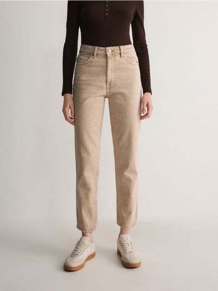 Jeansy mom fit - kremowy. Białe jeansy damskie Reserved, bez wzorów, z bawełny, z podwyższonym stanem. W wyprzedaży za 99.99 zł.