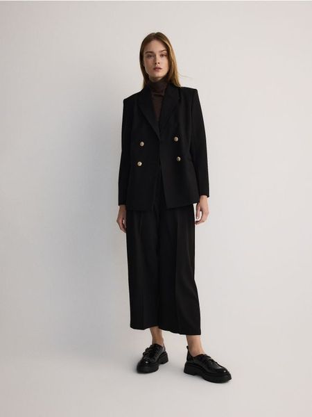 Dwurzędowa marynarka z dodatkiem wełny - czarny. Czarne marynarki i żakiety damskie Reserved, bez wzorów, z tkaniny, bez kołnierzyka, bez ramiączek. W wyprzedaży za 179.99 zł.