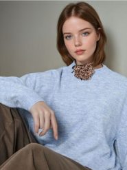 Sweter - błękitny. Niebieskie swetry nierozpinane damskie Sinsay, l, bez wzorów, bez kołnierzyka, bez ramiączek. Za 35.99 zł.