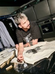 4F Regular Size: T-shirt loose z nadrukiem 4F | Tomasz Fornal - szary XS. Szare t-shirty męskie 4F, m, z aplikacjami, z bawełny, bez kołnierzyka, bez ramiączek. Za 129.99 zł.