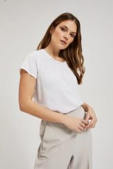 Koszula ozdobiona koralikami na dekolcie biała. Białe koszule damskie MOODO, xs, bez wzorów, bez kołnierzyka, bez ramiączek. W wyprzedaży za 49.99 zł.