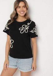 Czarny T-shirt z Kwiatowymi Aplikacjami Tilenna. Czarne t-shirty damskie Born2be, m, z aplikacjami, z jeansu, eleganckie, bez kołnierzyka, bez ramiączek. Za 69.99 zł.