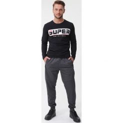 Ciemnoszare Spodnie Entry. Szare spodnie sportowe męskie Born2be, l, bez wzorów, z dzianiny, climacool (adidas). Za 49.99 zł.