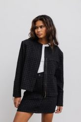 Marynarka ze strukturalnej tkaniny w kolorze CZARNYM - SAVOY. Czarne marynarki i żakiety damskie Marsala, bez wzorów, z bawełny, eleganckie, bez kołnierzyka, bez ramiączek. W wyprzedaży za 162.44 zł.