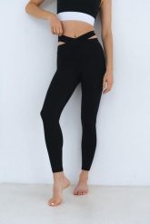 Legginsy do jogi Moonholi V-shape z długimi nogawkami. Czarne legginsy damskie MOONHOLI, bez wzorów, z elastanu. Za 199.00 zł.
