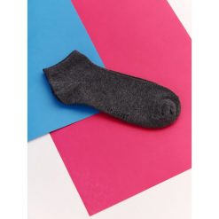 SKARPETKI MĘSKIE. Szare skarpety męskie TOP SECRET, bez wzorów, z dzianiny. W wyprzedaży za 4.99 zł.