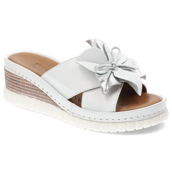 Biało-Srebrne Klapki Artiker Modne Obuwie Damskie. Białe klapki damskie Artiker, na lato, bez wzorów, ze skóry, eleganckie, bez obcasa, na koturnie, bez zapięcia. Za 189.00 zł.