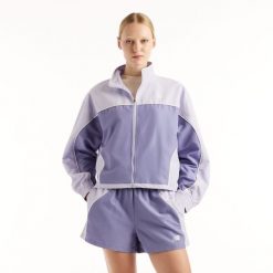 Kurtka damska New Balance WJ6279FYDSV – fioletowa. Fioletowe kurtki sportowe damskie New Balance, l, bez wzorów, z materiału, bez ramiączek, bez kaptura. Za 419.99 zł.