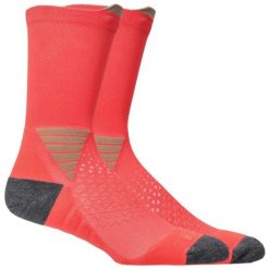Skarpetki sportowe dla dorosłych Fujitrail Crew Sock. Czerwone skarpetki damskie Asics, bez wzorów, z materiału. Za 89.99 zł.