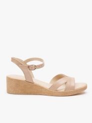 Beżowe sandały na koturnie. Brązowe sandały damskie Ryłko, bez wzorów, ze skóry, z okrągłym noskiem, bez obcasa, na koturnie, bez zapięcia. Za 399.99 zł.