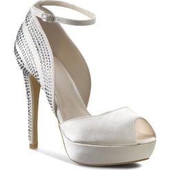 Szpilki MENBUR - 006099 Ivory 004. Szare szpilki damskie Menbur, z aplikacjami, z materiału, bez obcasa, na obcasie, bez zapięcia. W wyprzedaży za 339.00 zł.