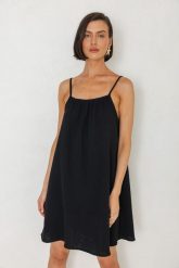 SUKIENKA BELLA CZARNA M - Flawless. Czarne sukienki damskie Flawless, m, bez wzorów, ze skóry, retro, bez kołnierzyka, bez ramiączek, mini. Za 398.00 zł.