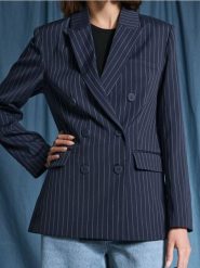 Żakiet - granatowy. Niebieskie marynarki i żakiety damskie Sinsay, bez wzorów, bez kołnierzyka, bez ramiączek. Za 45.99 zł.