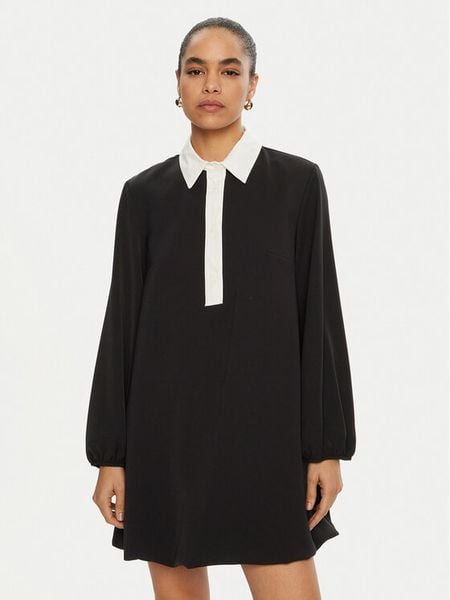 Please Sukienka codzienna A12YCSI000 Czarny Loose Fit. Czarne sukienki damskie Please, na co dzień, xs, bez wzorów, z syntetyku, bez kołnierzyka, bez ramiączek, proste. Za 269.99 zł.