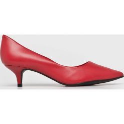 Answear - Szpilki. Czerwone szpilki damskie ANSWEAR, bez wzorów, z materiału, bez obcasa, na obcasie, bez zapięcia. W wyprzedaży za 149.90 zł.
