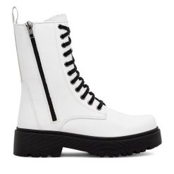 Botki Lasocki. Białe botki damskie Lasocki, bez wzorów, bez obcasa, na płaskiej podeszwie, bez zapięcia. Za 289.99 zł.