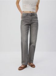 Jeansy straight leg - jasnoszary. Szare jeansy damskie Reserved, bez wzorów, z bawełny. W wyprzedaży za 79.99 zł.