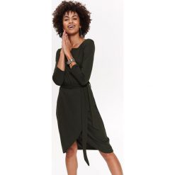 SUKIENKA DAMSKA. Zielone sukienki damskie TOP SECRET, na lato, bez wzorów, eleganckie, bez kołnierzyka, bez ramiączek, kopertowe. W wyprzedaży za 39.99 zł.