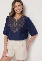 Granatowa Bawełniana Bluzka z Haftowanymi Zdobieniami Przy Dekolcie Mirundria. Niebieskie bluzki damskie Born2be, xl, z aplikacjami, z bawełny, eleganckie, bez kołnierzyka, bez ramiączek. Za 44.99 zł.